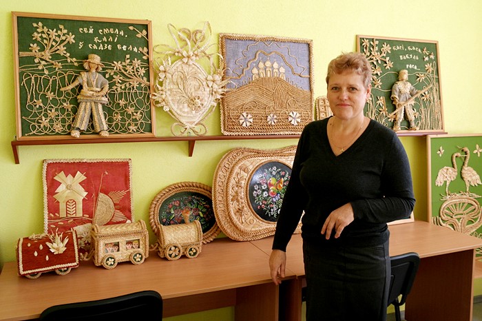 Людмила Павловна Ставская знакомит нас с работами своих учеников.