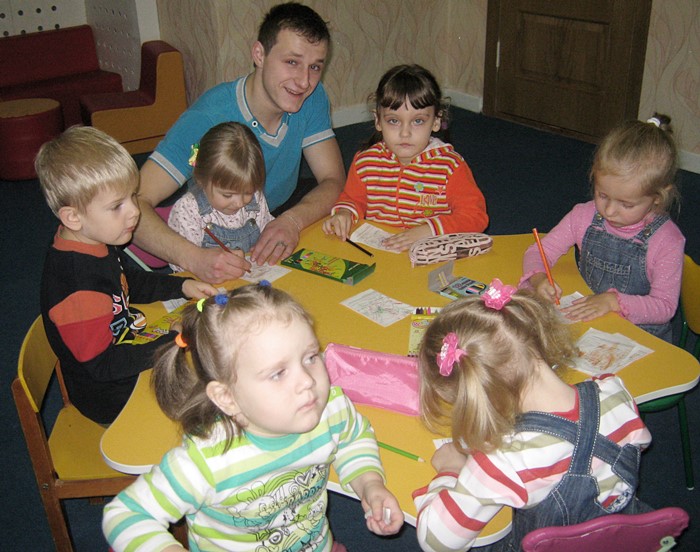 В новом садике с детьми возится воспитатель Антон.