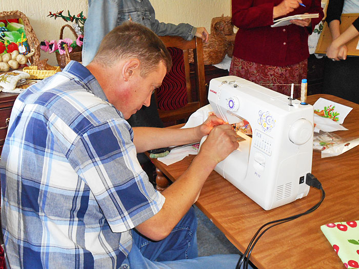 МБОО “София” подарило Отделению дневного пребывания молодых инвалидов швейную машину.