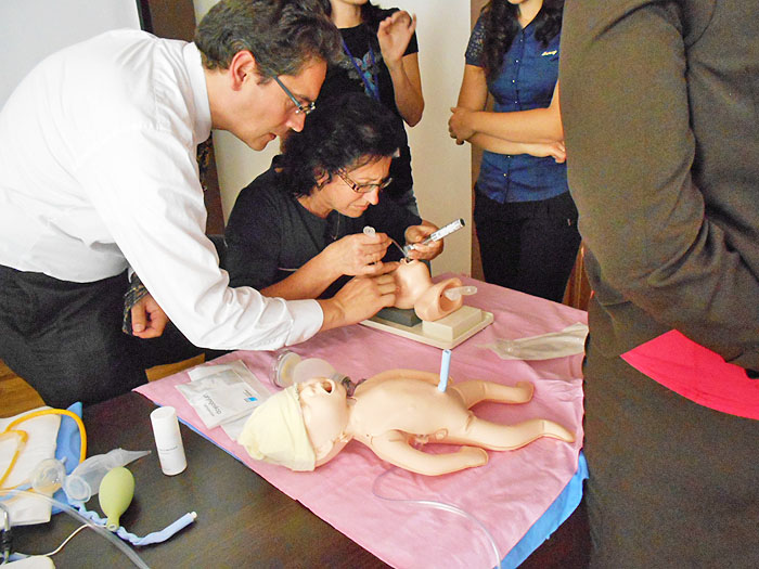 Использование манекена головы новорожденного для интубация трахеи с помощью ларингоскопа и интубационной трубки.