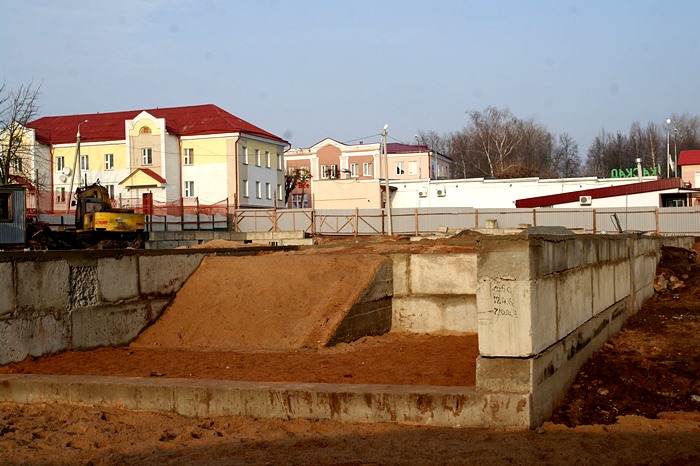 Фундамент под новый торговый комплекс уже готов. Фото: Галина Будная.