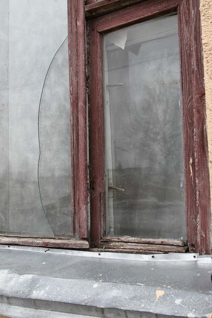 Гнилая рама в окне в доме в Маслаках Горецкого района