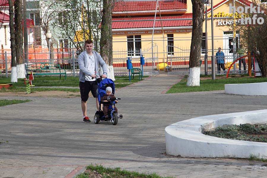 дети и их родители гуляют в парке в городе горки