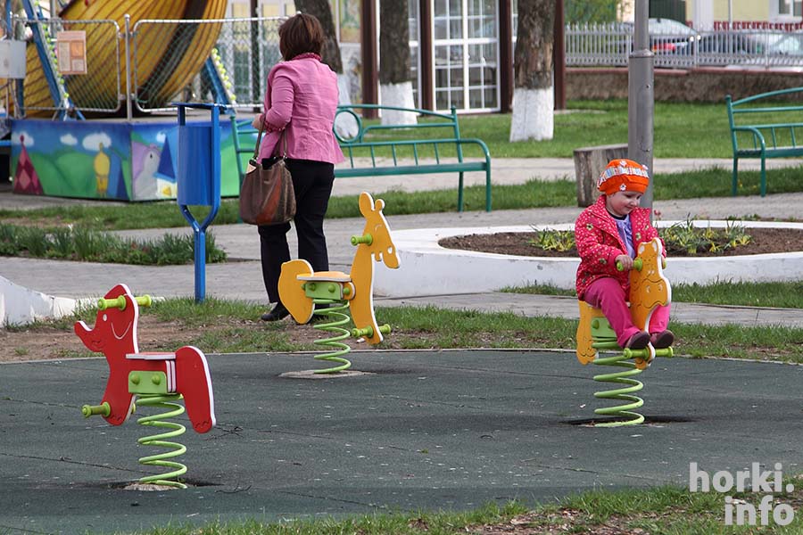 дети и их родители гуляют в парке