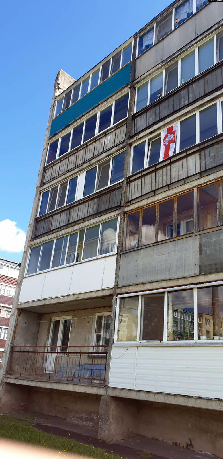 БЧБ-флаг на балконе в Горках