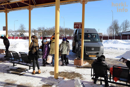На автовокзале в Горках эту маршрутку, обслуживающую оршанское направление, ожидало много пассажиров. Может, постепенно все и наладится?