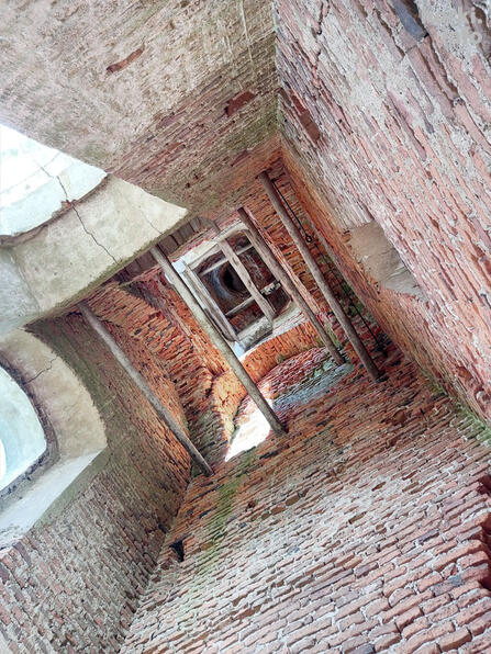 Вид со старинной лестницы.