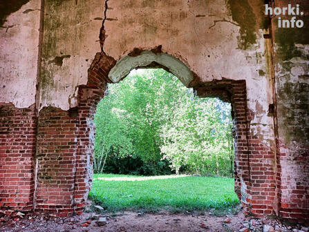 Старинная стена.