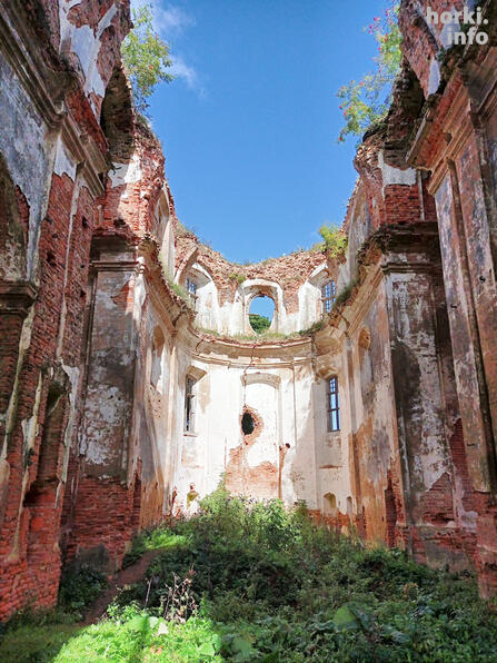 Кирпичные стены храма в Смольянах.