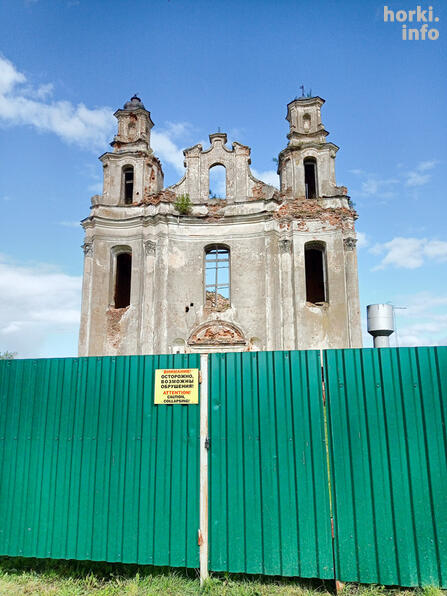 Забор вокруг храма в деревне Смольяны Оршанского района.