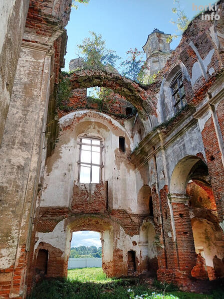 Стены храма в деревне Смольяны Оршанского района.