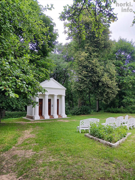 Беседка в неоклассическом стиле.