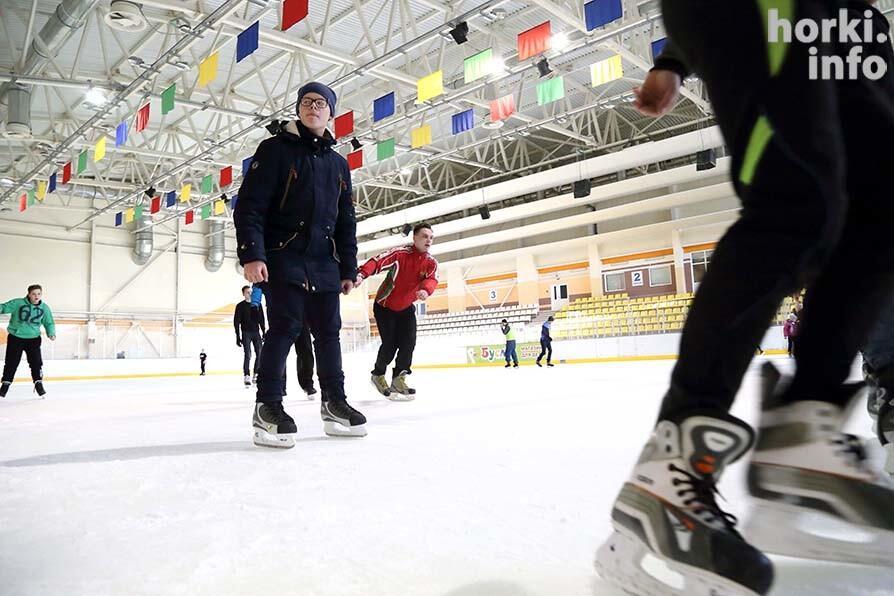 Благодаря большому количеству снега и морозу на территории спортивного комплекса БГСХА с 20 января начнут работать каток для массовых катаний на коньках и трассы для катания на лыжах.