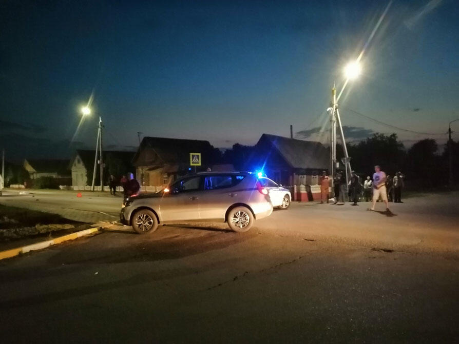 Вечером 28 июля на центральном перекрестке на Слободе произошло ДТП. Прохожие сообщают, что движение было приостановлено, на месте происшествия – люди и автомобили.