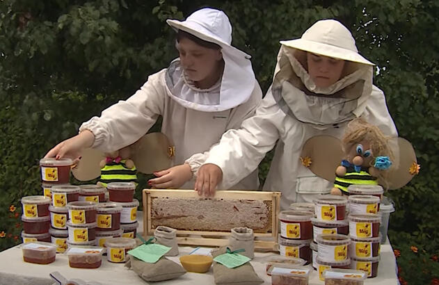 Сайт horki.info уже писал, что профильный отряд юных пчеловодов в Мстиславском районе собрал первый урожай товарного цветочного меда.