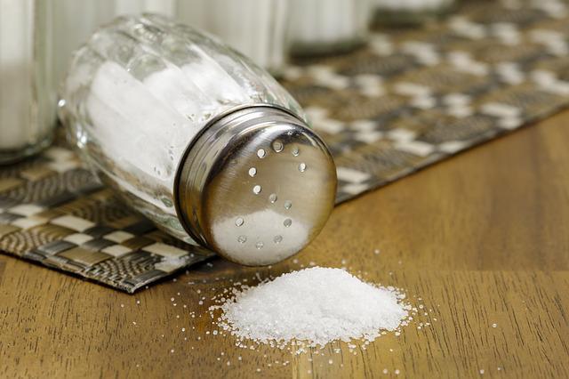 В апреле и марте в России резко выросли цены на соль, такого скачка не было с 2006 года. Об этом пишет РБК со ссылкой на Росстат.
