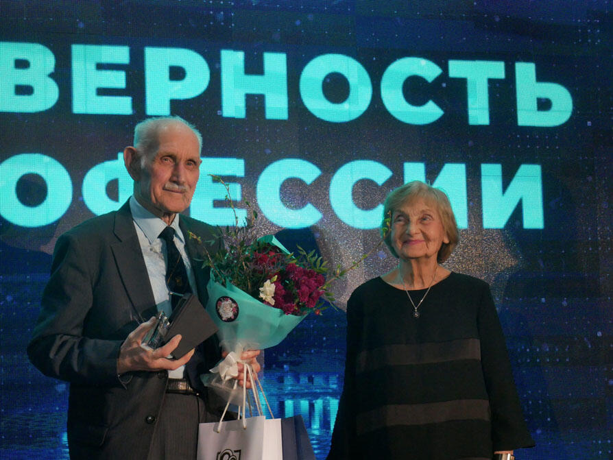 Доктор медицинских наук Анатолий Ильич Левшанков в этом году отметил свое 90-летие. С его участием и впервые в мире стали использовать в анестези­ологии и реаниматологии масс-спектрометрию.
