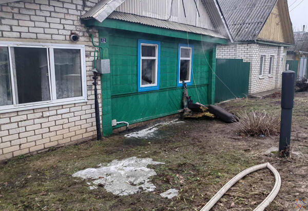 В понедельник 26 февраля в Шклове горел частный жилой дом на улице Дикуна. Хозяйка получила ожоги, сообщает mogilev.mchs.