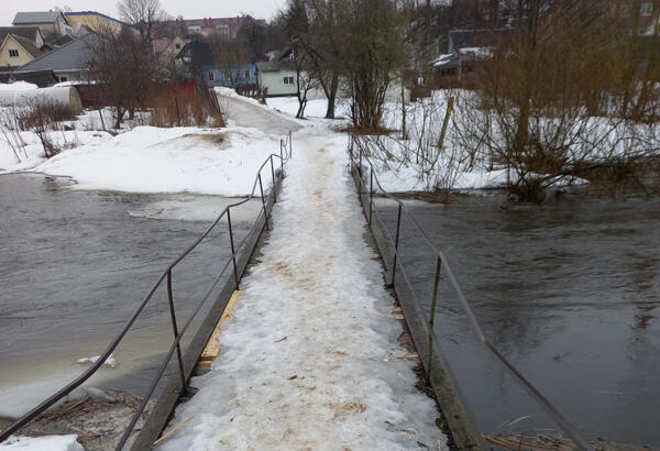 Мы недавно рассказывали, что в Могилевскую область пришел паводок. Мосты, дороги и некоторые усадьбы оказались подтоплены в нескольких районах области.