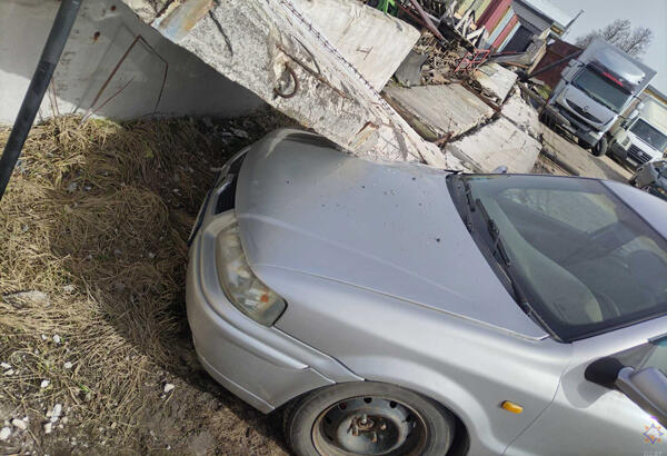 В понедельник 1 апреля в Могилеве на капот легкового авто рухнула часть бетонного забора. Понадобилась помощь спасателей.