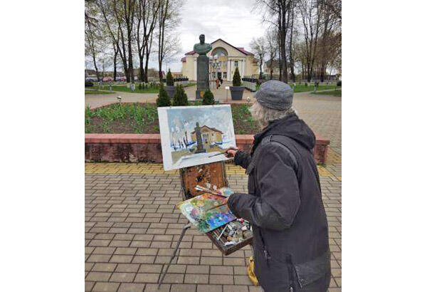 Вчера в Горках на улице местные жители заметили художника. Он работа на площади Якубовского – рисовал под открытым небом картину.