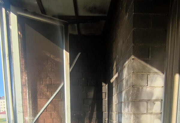 В субботу 18 мая загорелся балкон на втором этаже жилой пятиэтажки по улице Школьной в Мстиславле. <br />
<br />
Хозяев дома не было.