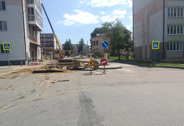 Наши читатели из Горок прислали вот такой фото-факт. На улице Гастелло из-за ремонта временно перекрыто движение транспорта.