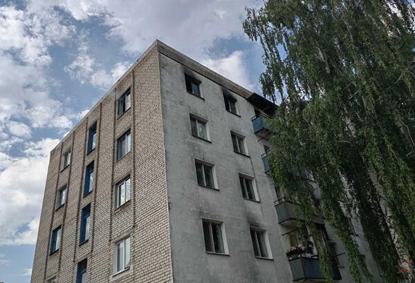 В Шклове на пятом этаже дома горели 2 квартиры – люди просили о помощи