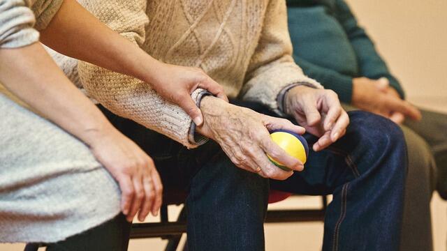 Получать пособие по уходу за людьми старше 80 лет и инвалидами 1 группы могут определенные категории граждан. И пенсионеры в их число не входят, информирует 1prof.