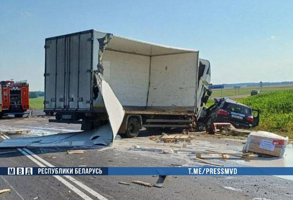 В воскресенье 30 июня вечером возле Славгорода случилась страшная авария. По предварительной информации, водитель Chevrolet на перекрестке не пропустил грузовик DAF, который ехал по главной дороге.