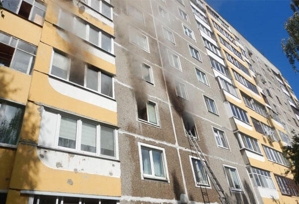 Днем во вторник 9 июля в квартире по улице Каштановой города Могилева произошел пожар. Когда первые подразделения МЧС прибыли на место, из окна на третьем этаже шел дым.