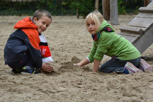 Многие дети любят играть в песочницах. Такие места, где лежит песок, часто посещают животные, птицы и грызуны. Они могут быть переносчиками паразитов и бактерий.
