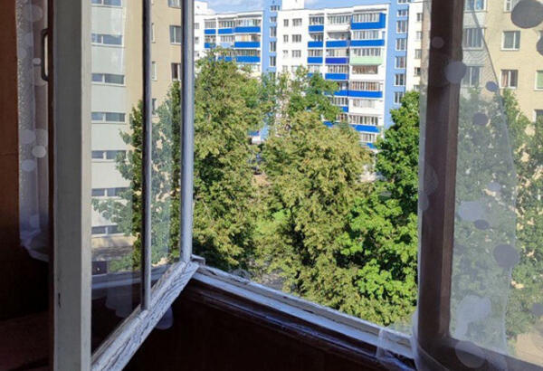 В четверг 1 августа в Бобруйске на улице Максима Горького едва не случилась трагедия. Женщина выскользнула из окна на балконе, но ее поймали за руки двое мужчин и держали до приезда спасателей.