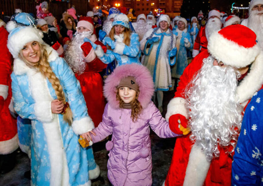 Традиционно праздновать Новый год в Горках начнут с зажжения огней на главной елке района. А завершат конным турниром! В этом году на зимние праздники наш город точно подтвердит звание спортивного.